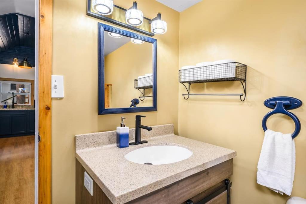 Arbutus Lake 3 Bedroom Cottage Traverse City Buitenkant foto