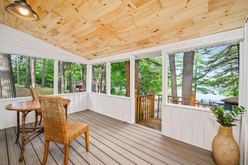 Arbutus Lake 3 Bedroom Cottage Traverse City Buitenkant foto
